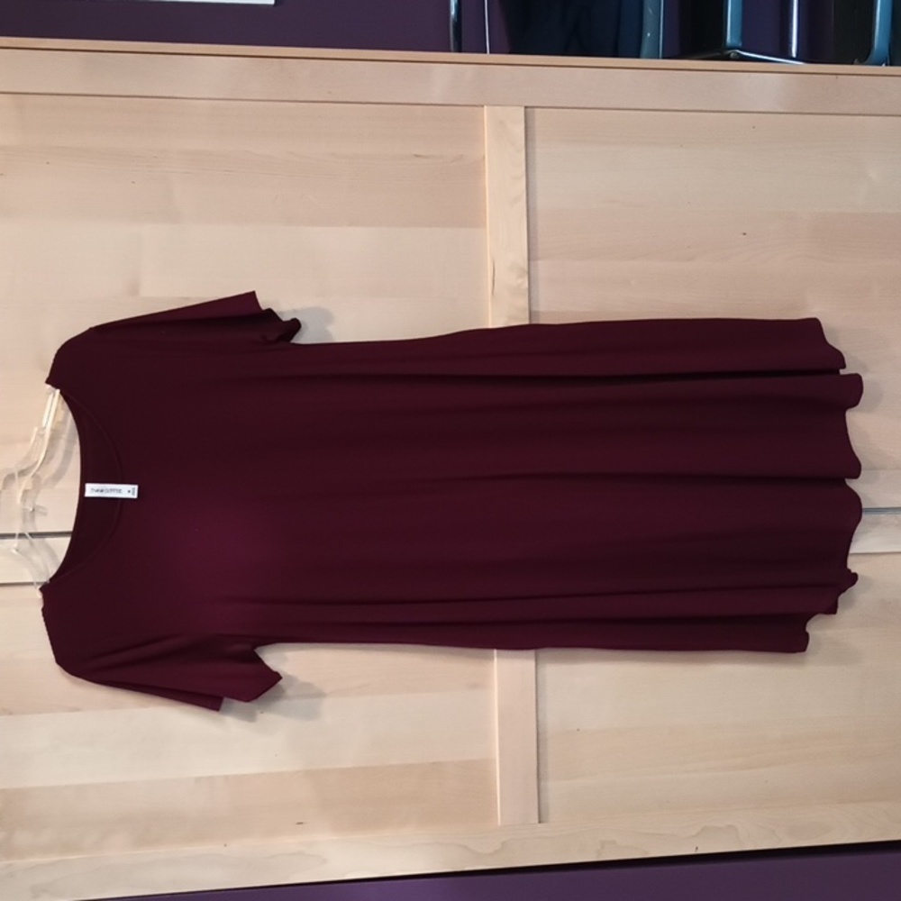 Zenanna Outfitters short sleeved double pocket dress Medium, Burgundy